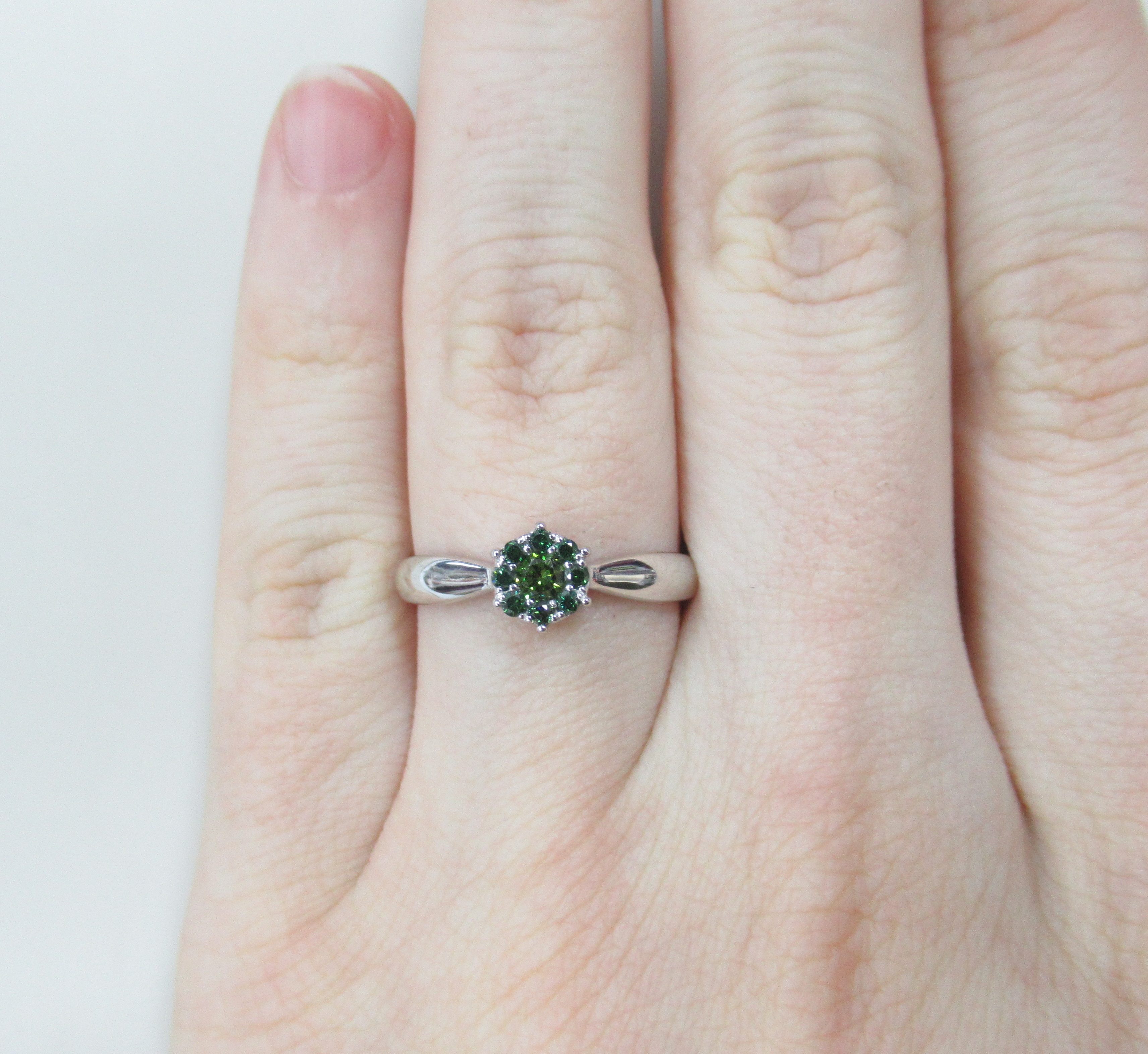 Кольцо из белого золота с зелеными бриллиантами